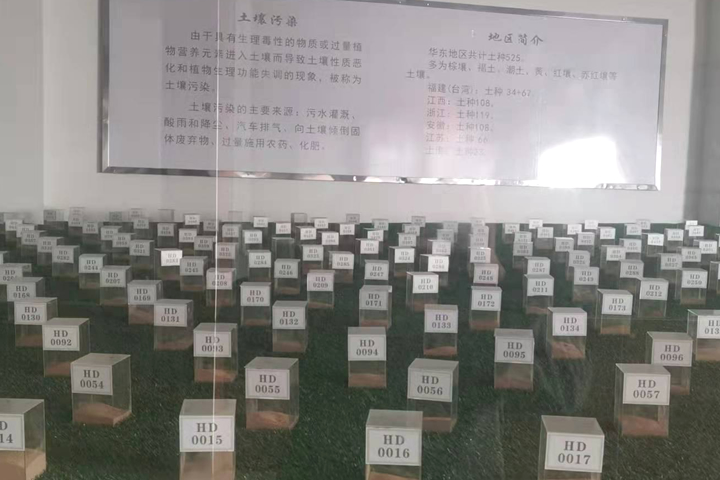 來自礦產(chǎn)開發(fā)、洗選加工過程中產(chǎn)生的大量粘土、泥土礦沙由于持水性高、粘度大、易抱團結(jié)塊給后續(xù)物料磨粉、焙燒等工序造成不良影響，烘干機廠家鄭州東鼎干燥針對此類物料干燥及應(yīng)用特